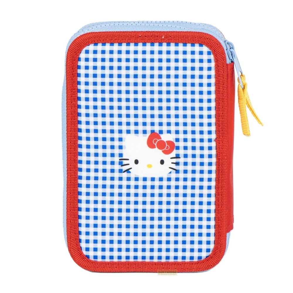 Un estuche a cuadros azules y blancos con borde rojo y la cara de Hello Kitty al frente.