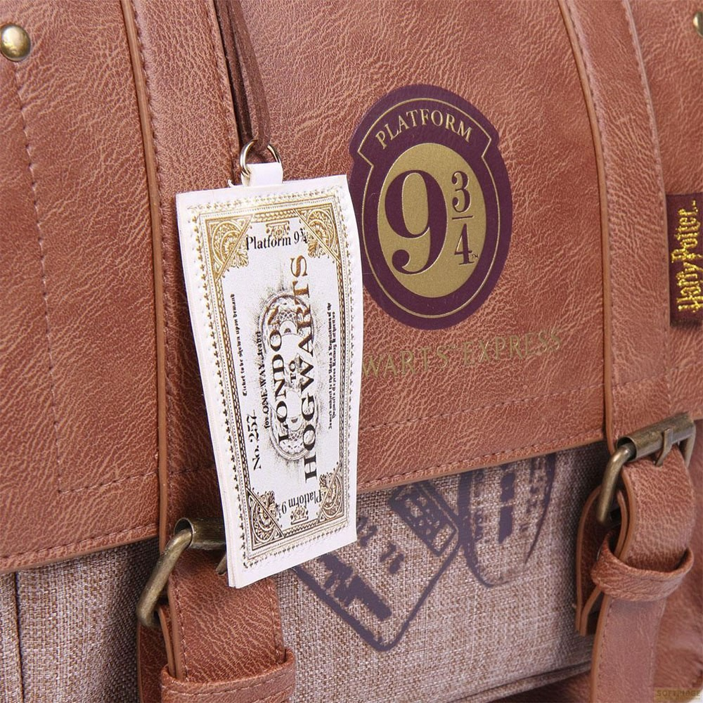Un bolso de cuero sintético marrón con el logotipo del Andén 9 y 3/4 y una etiqueta de Hogwarts.