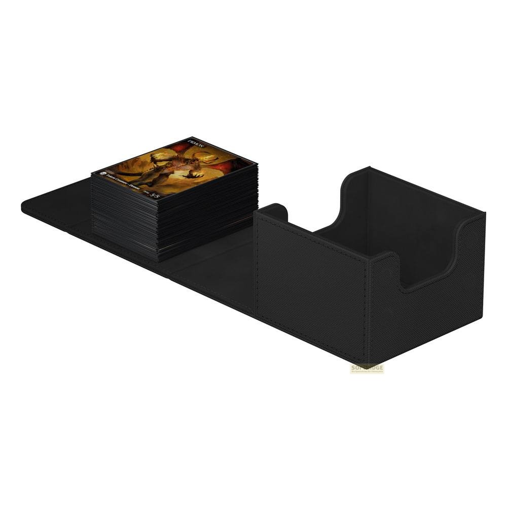 Une boîte de cartes à collectionner en cuir noir avec un compartiment ouvert et une pile de cartes.