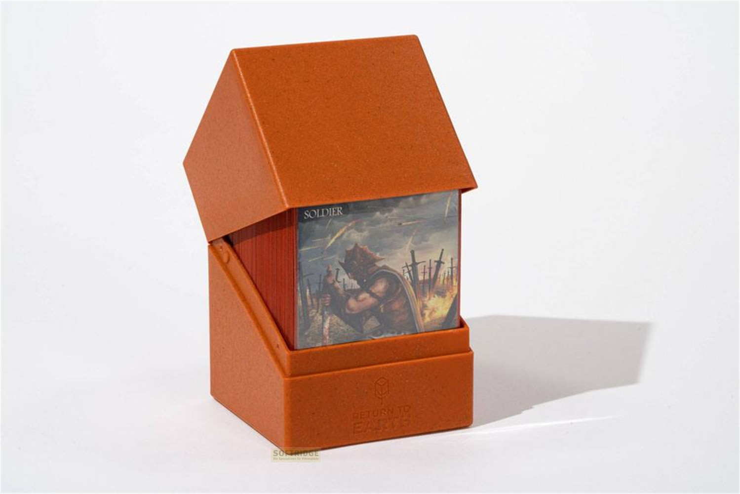 Une boîte de jeu de cartes orange avec un couvercle ouvert affiche une illustration de soldat sur le devant.