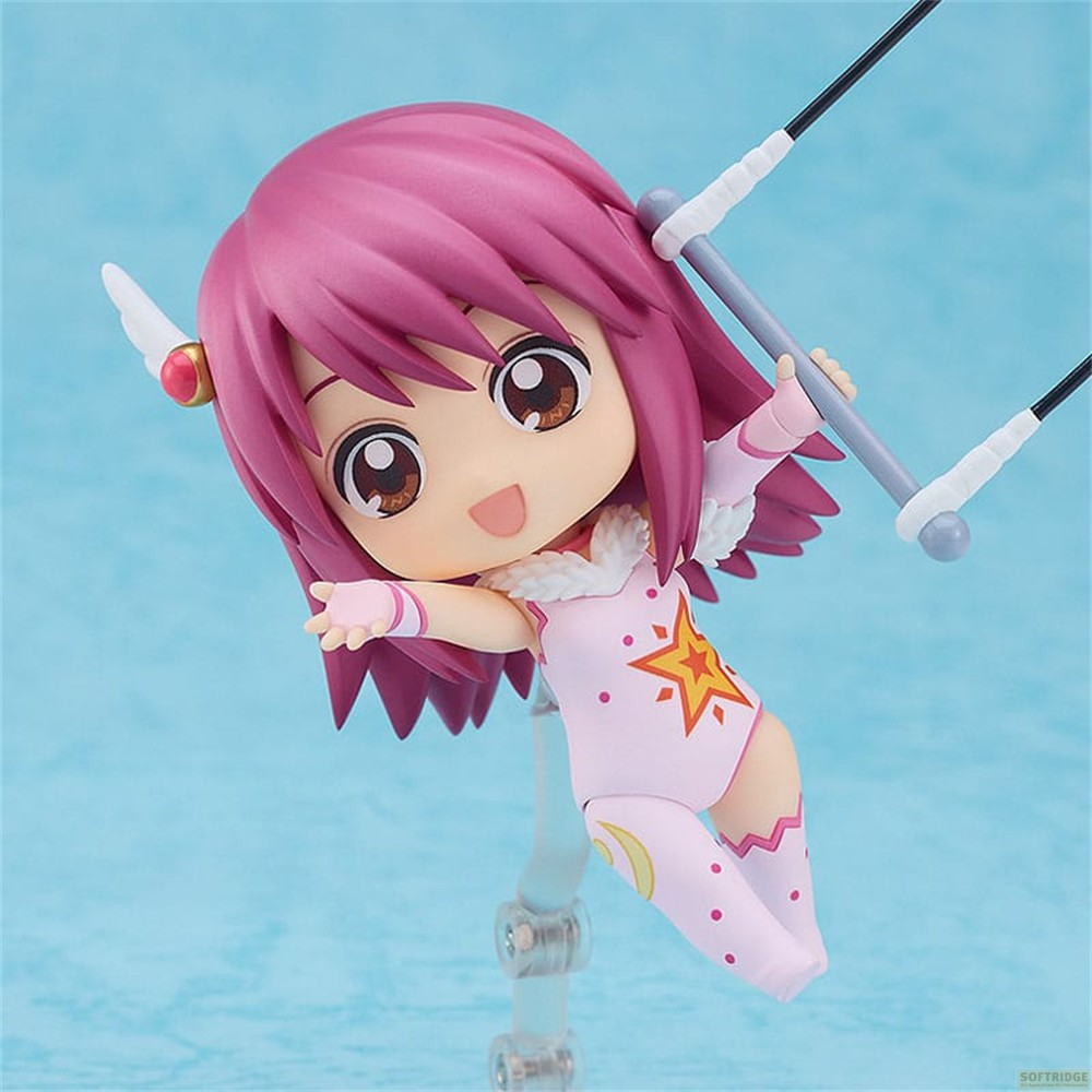 Una linda figura de anime de cabello rosado sosteniéndose de una barra de trapecio.