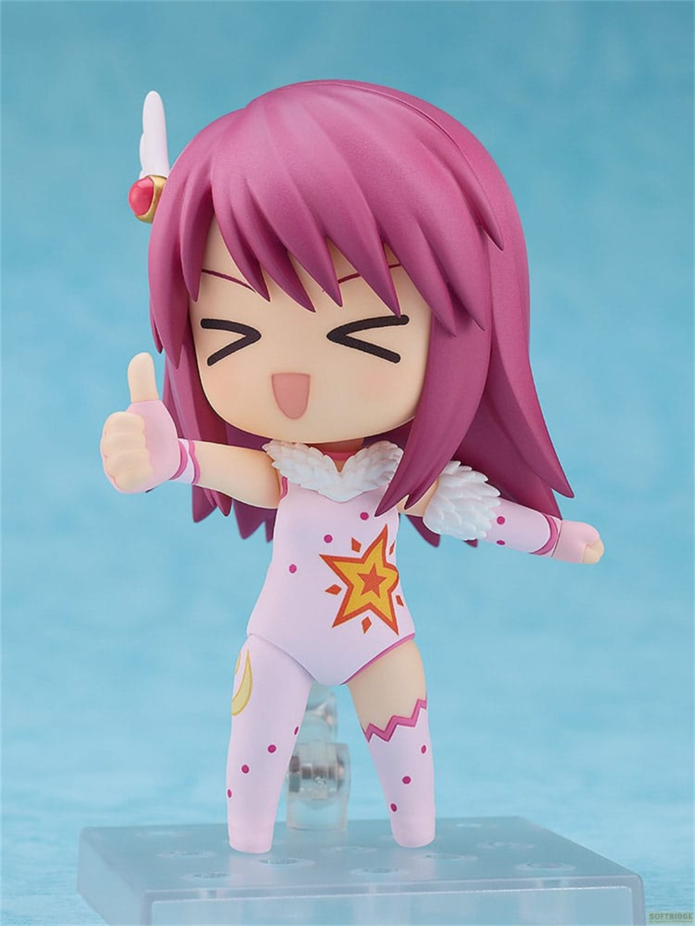 Una figura de anime con cabello rosa y traje rosa da el visto bueno en un soporte.