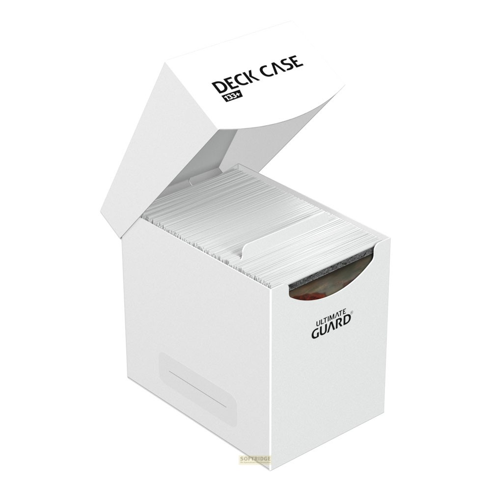 Une boîte de pont blanche ouverte Ultimate Guard Deck Case 133+ remplie de cartes sur fond blanc.