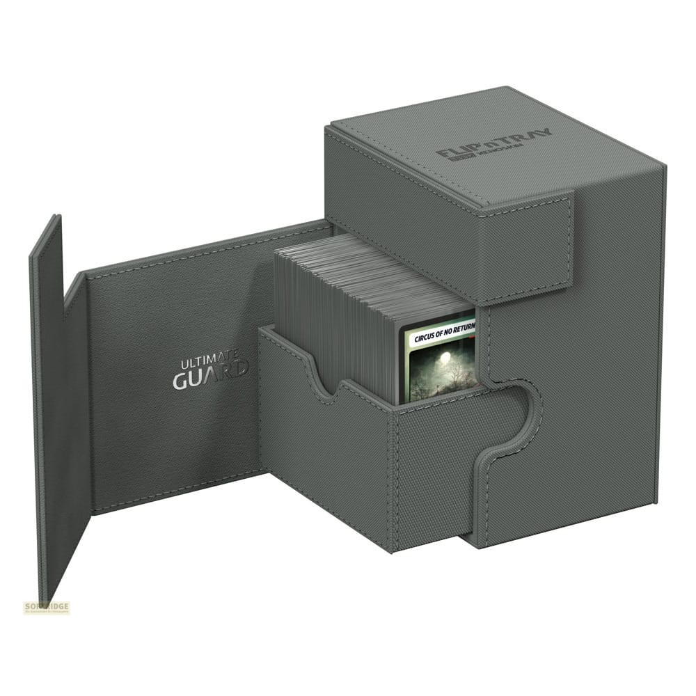 Boîte de pont Ultimate Guard FlipnTray grise avec côtés ouverts et pile de cartes à l'intérieur.