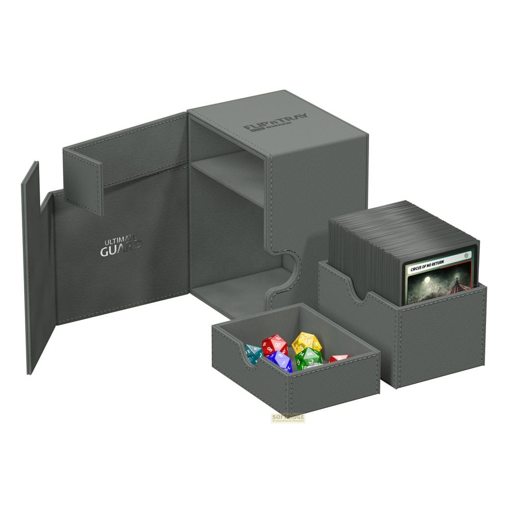 Boîte Ultimate Guard grise ouverte, plateau à dés colorés et porte-cartes sur fond blanc.