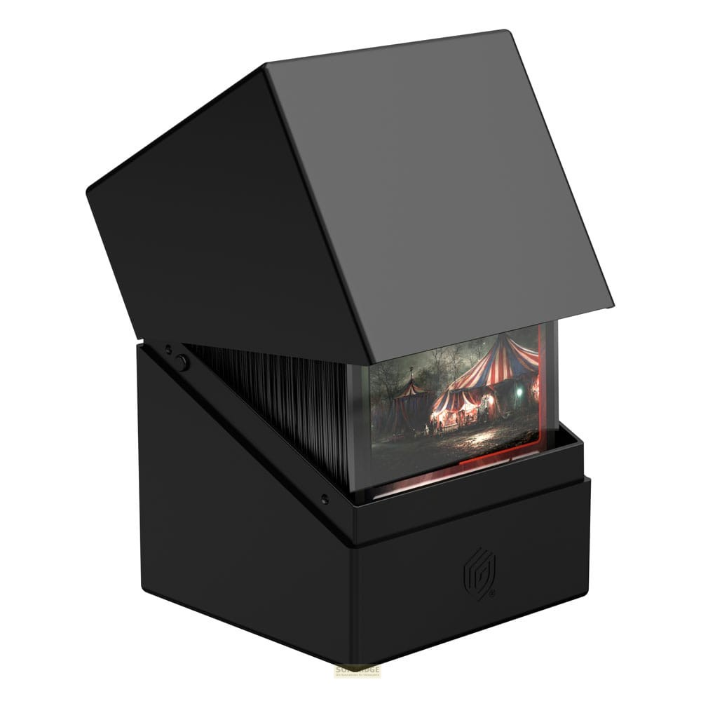 Boîte de deck noire ouverte avec des cartes à l'intérieur montrant une tente de cirque.