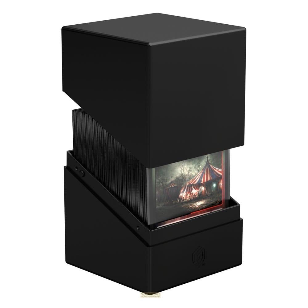 Un étui de cartes noir présente une carte à collectionner avec un chapiteau illuminé.