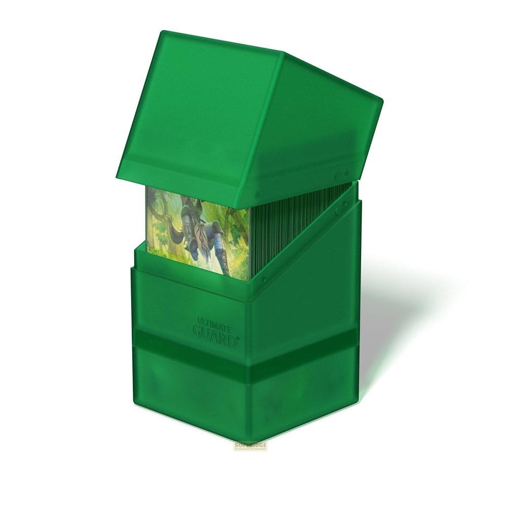 Une boîte de cartes verte Ultimate Guard ouverte et remplie de cartes à collectionner, sur fond blanc.