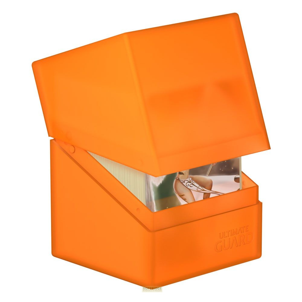 Une boîte de deck orange avec un couvercle ouvert, remplie de cartes, sur fond blanc.