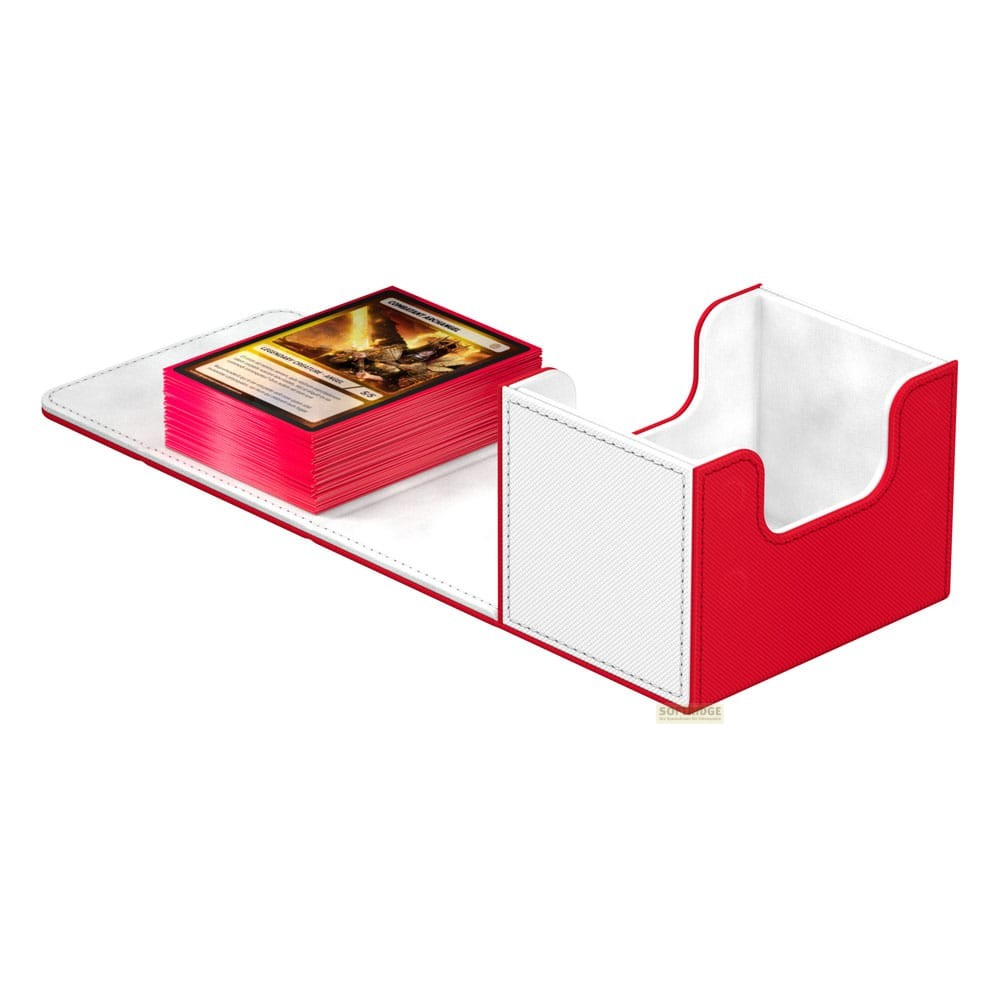 Une boîte de cartes rouge et blanche ouverte sur fond blanc, contenant un jeu de cartes.