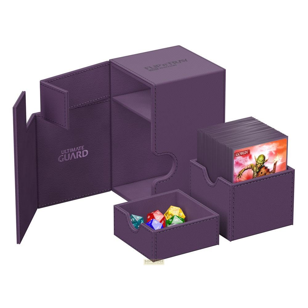 Boîte de jeu de cartes violette Ultimate Guard ouverte, pile de cartes avec une carte gobelin et dés colorés.