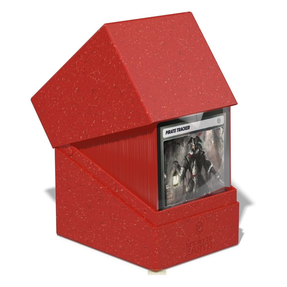 Boîte à cartes rouge texturée en forme de maison remplie de cartes avec une carte 'Pirate Tracker'.