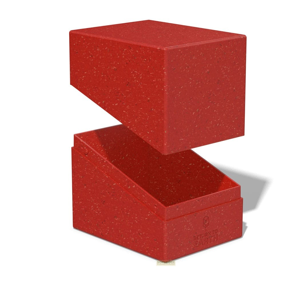 Une boîte ouverte en plastique recyclé rouge avec son couvercle flottant au-dessus sur fond blanc.