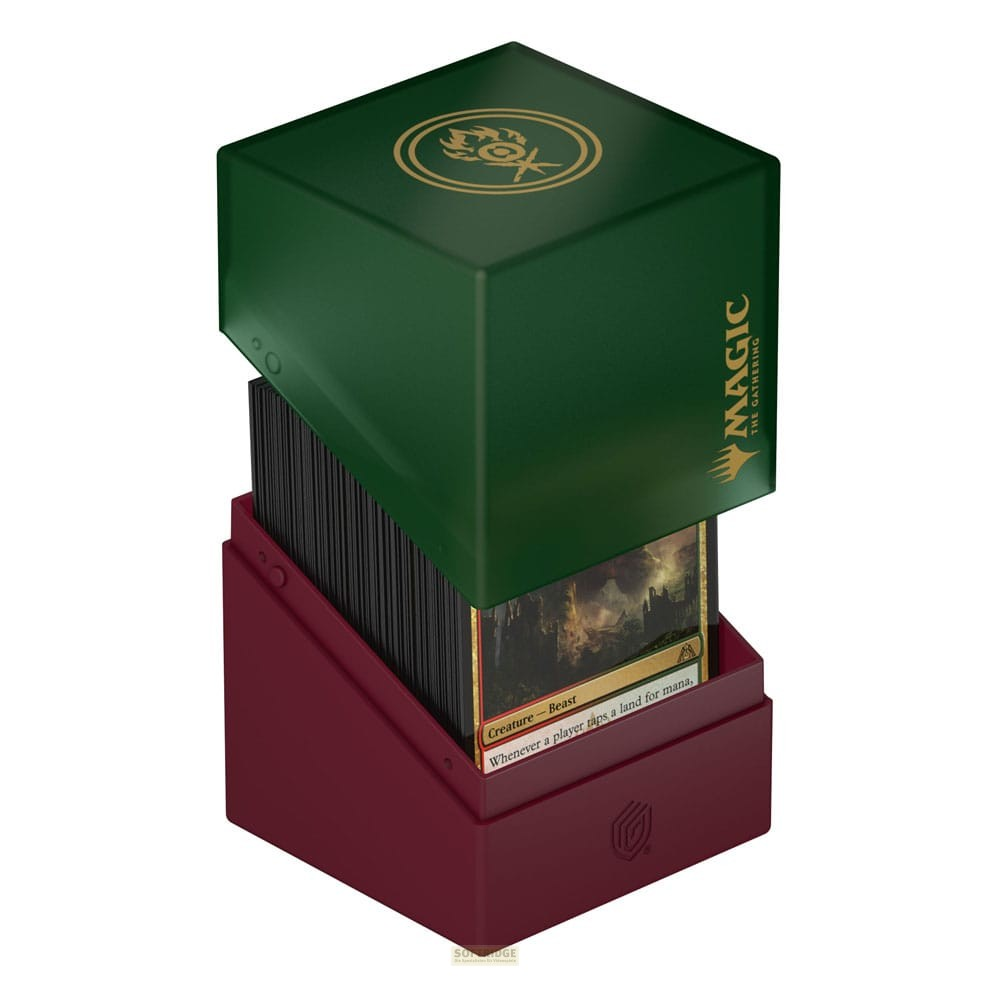 Boîte de cartes Magic: The Gathering verte avec base rouge, remplie de cartes sur fond clair.