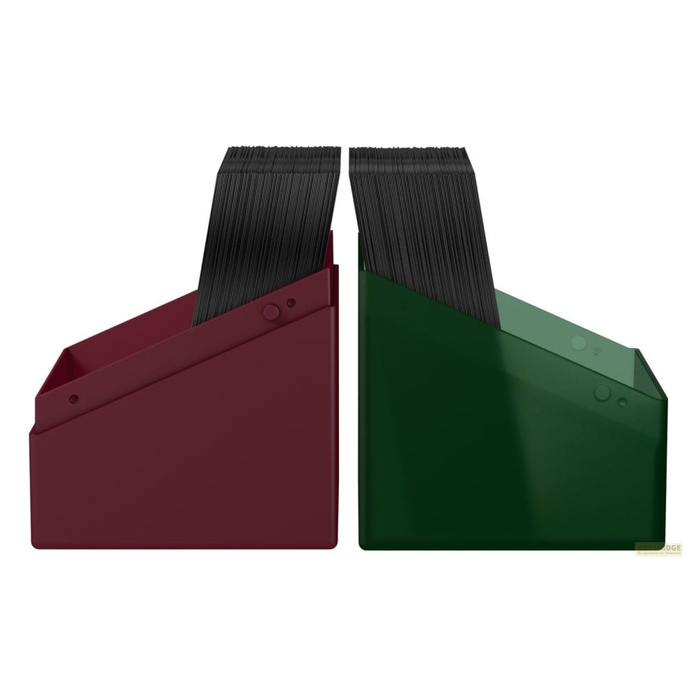 Deux supports en plastique rouge et vert contiennent des cartes noires empilées verticalement.