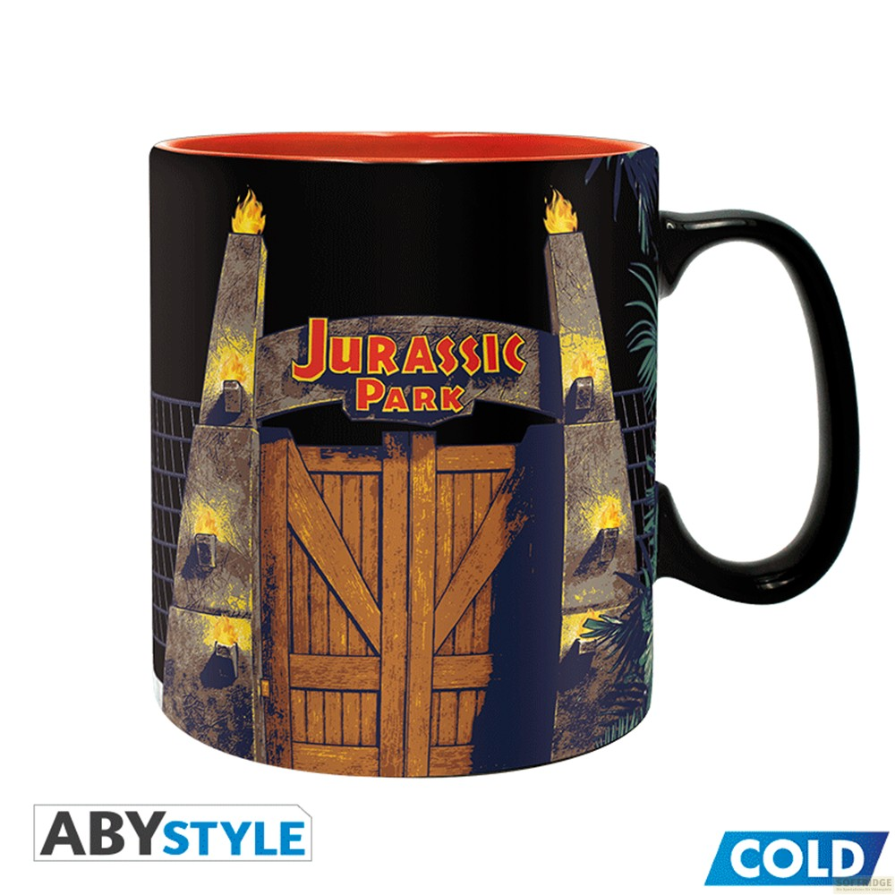 Taza negra con interior rojo y el diseño de la puerta de Jurassic Park.