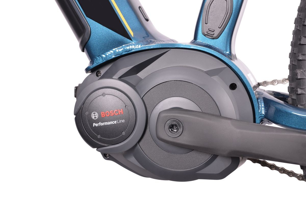 Zbliżenie niebieskiego roweru elektrycznego z silnikiem i korbą Bosch Performance Line.