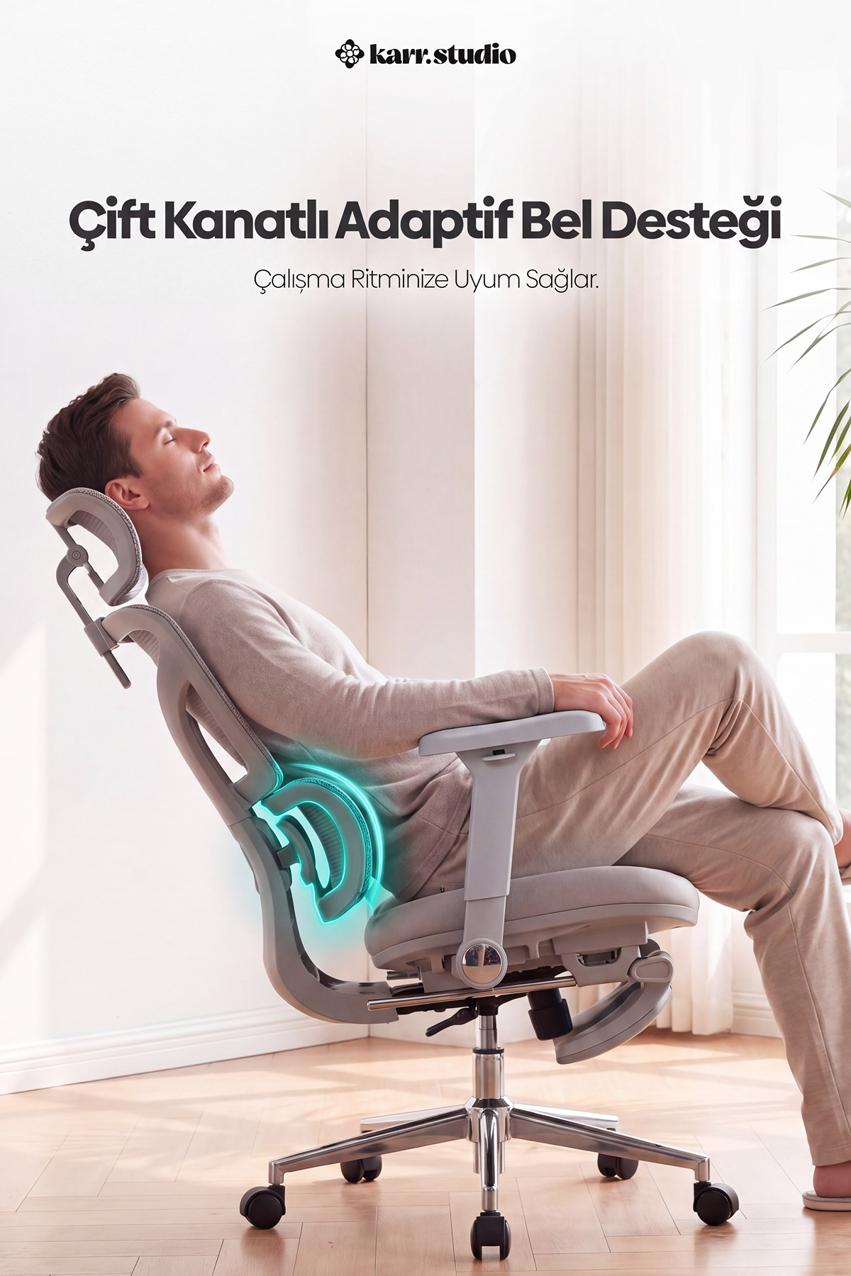 Bir adam, parlayan mavi bel desteğini vurgulayan ergonomik bir ofis koltuğunda dinleniyor.