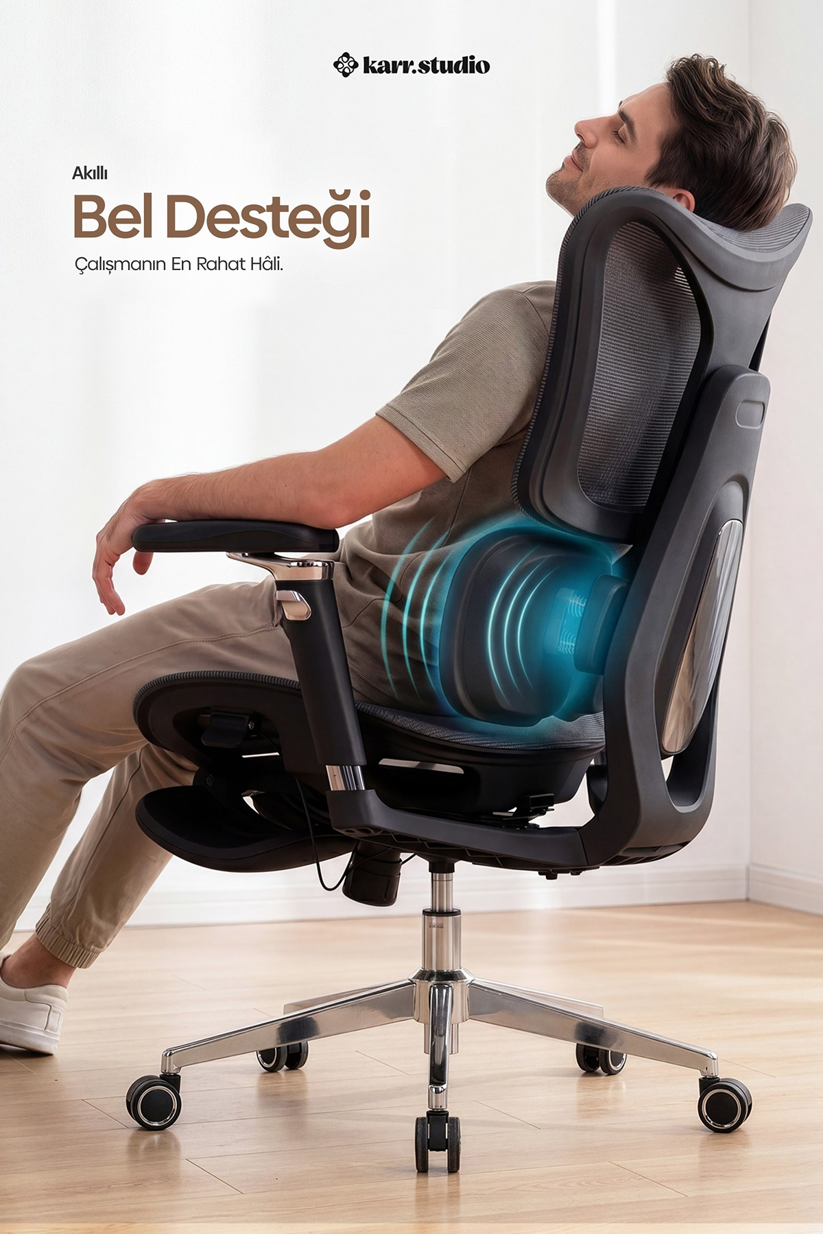 Bir adam mavi bel destekli ergonomik ofis koltuğunda rahatça oturuyor.