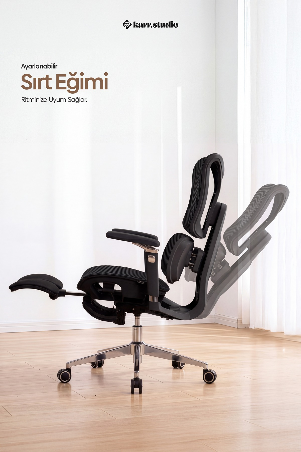 Ahşap zemin üzerinde ayarlanabilir yaslanma sırt dayamasına sahip siyah ergonomik ofis koltuğu.