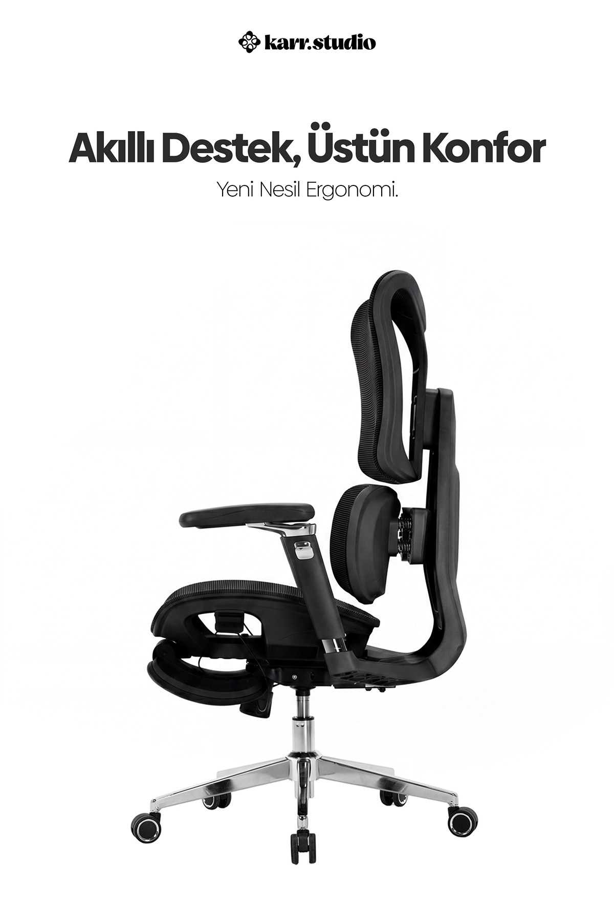 Beyaz arka planda baş destekli ve krom ayaklı siyah ergonomik ofis koltuğu.