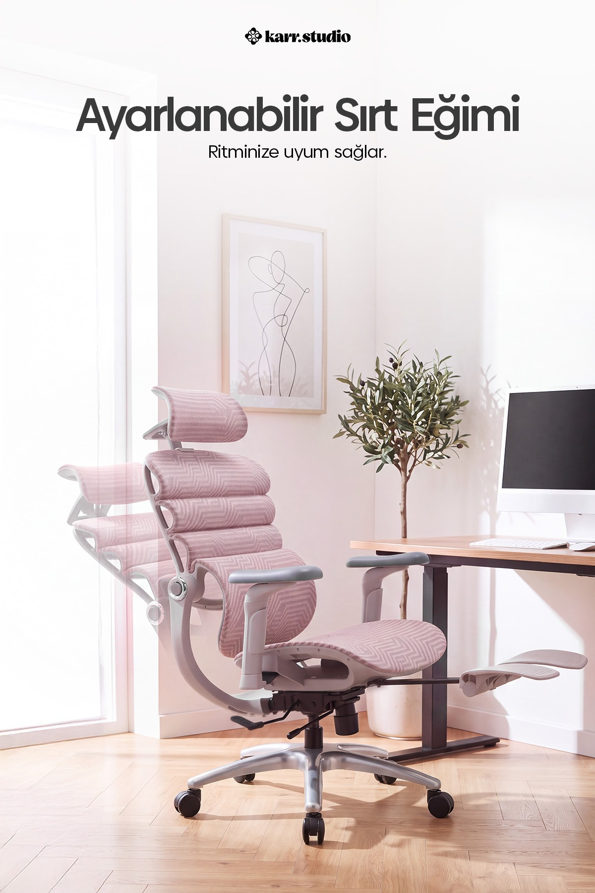 Ahşap masa ve bilgisayarın bulunduğu aydınlık, modern bir odada ayarlanabilir sırt eğimine sahip pembe ergonomik ofis koltuğu.