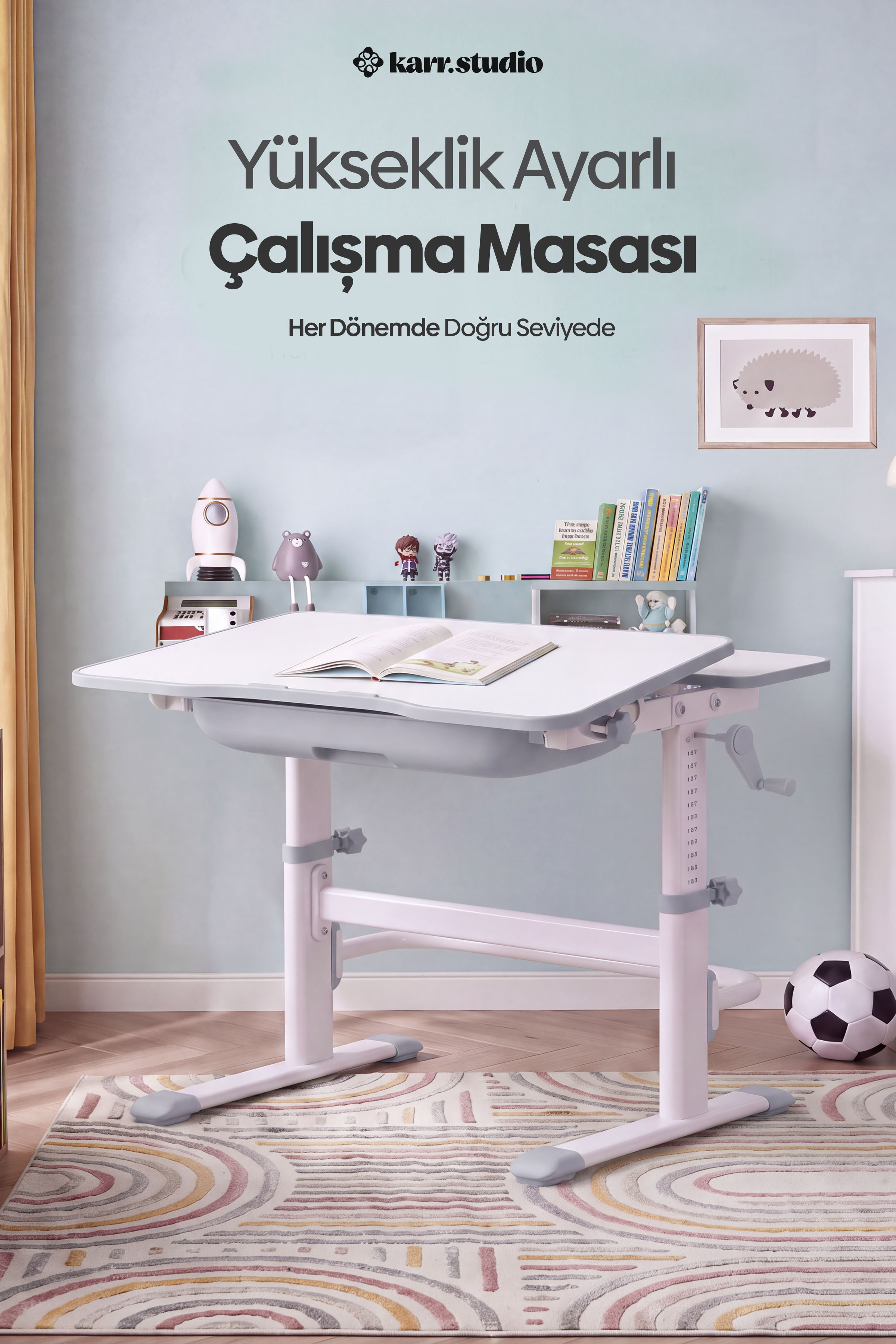 Açık bir kitap bulunan yüksekliği ayarlanabilir çocuk çalışma masası açık mavi bir odada.