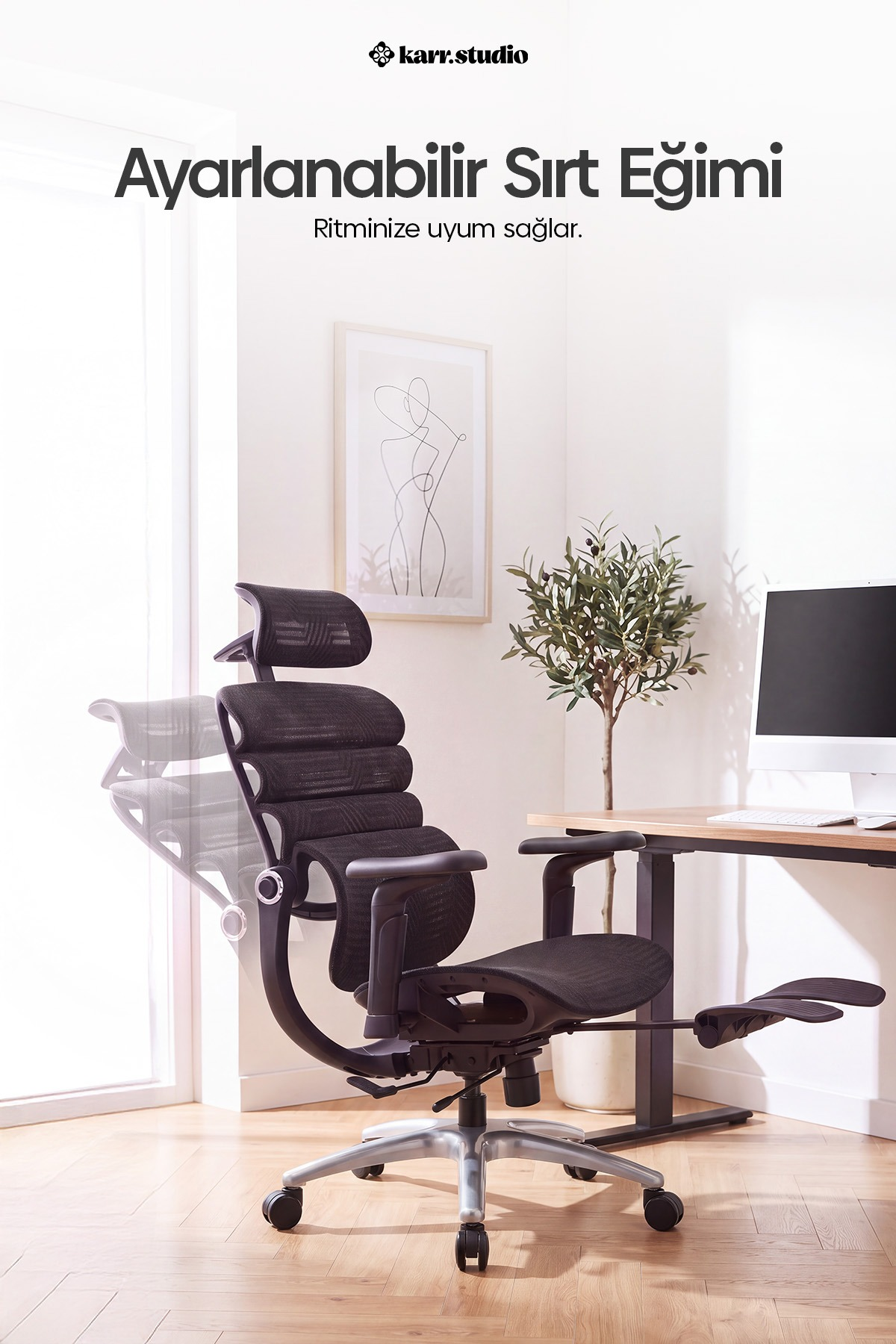 Bilgisayarlı modern bir ofis ortamında ayarlanabilir sırt eğimine sahip ergonomik siyah ofis koltuğu.