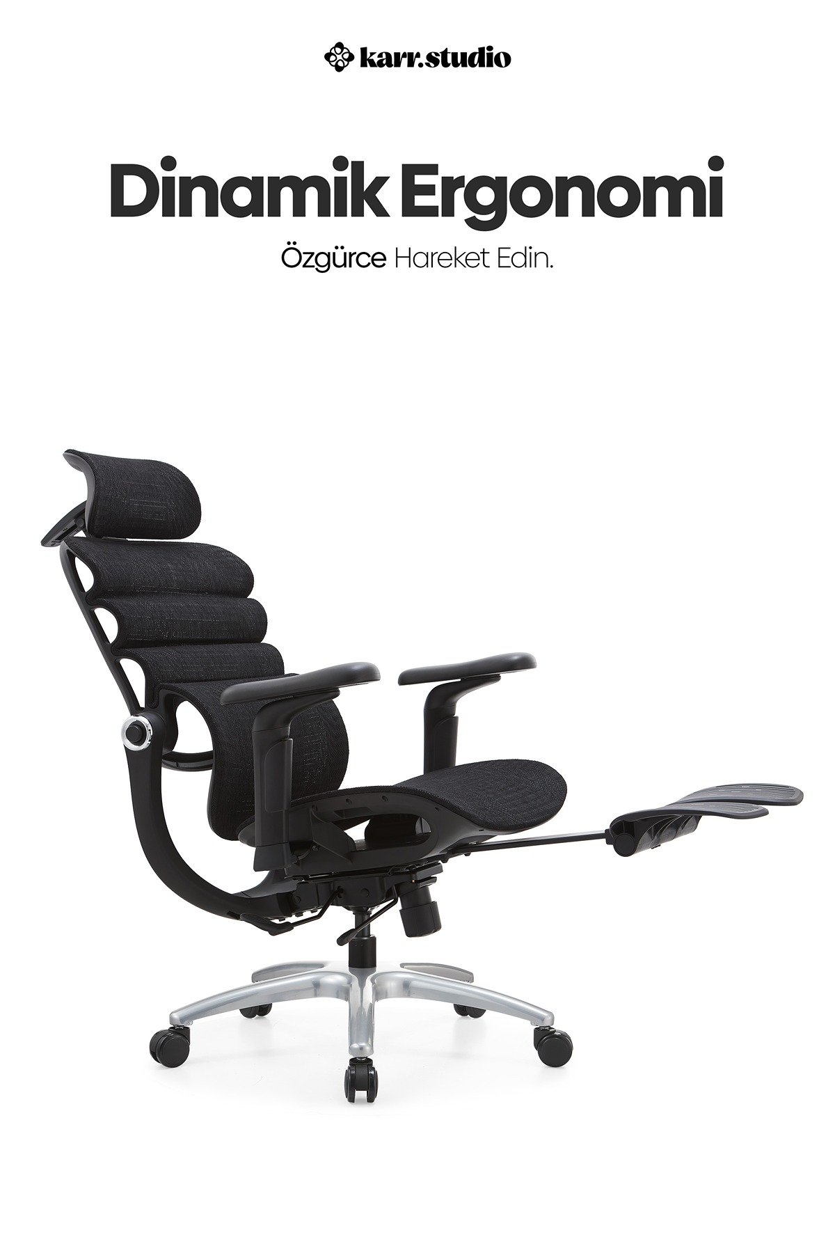 Beyaz arka planda baş desteği ve uzatılabilir ayak dayama yeri olan siyah ergonomik ofis koltuğu.