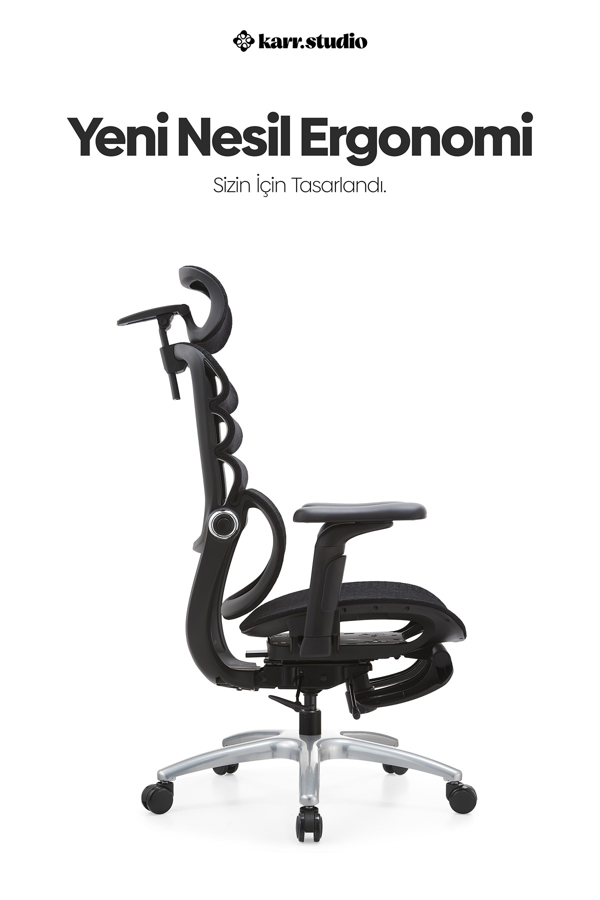 Beyaz arka plan üzerinde gümüş ayaklı siyah ergonomik ofis koltuğu ve üstte yazı.