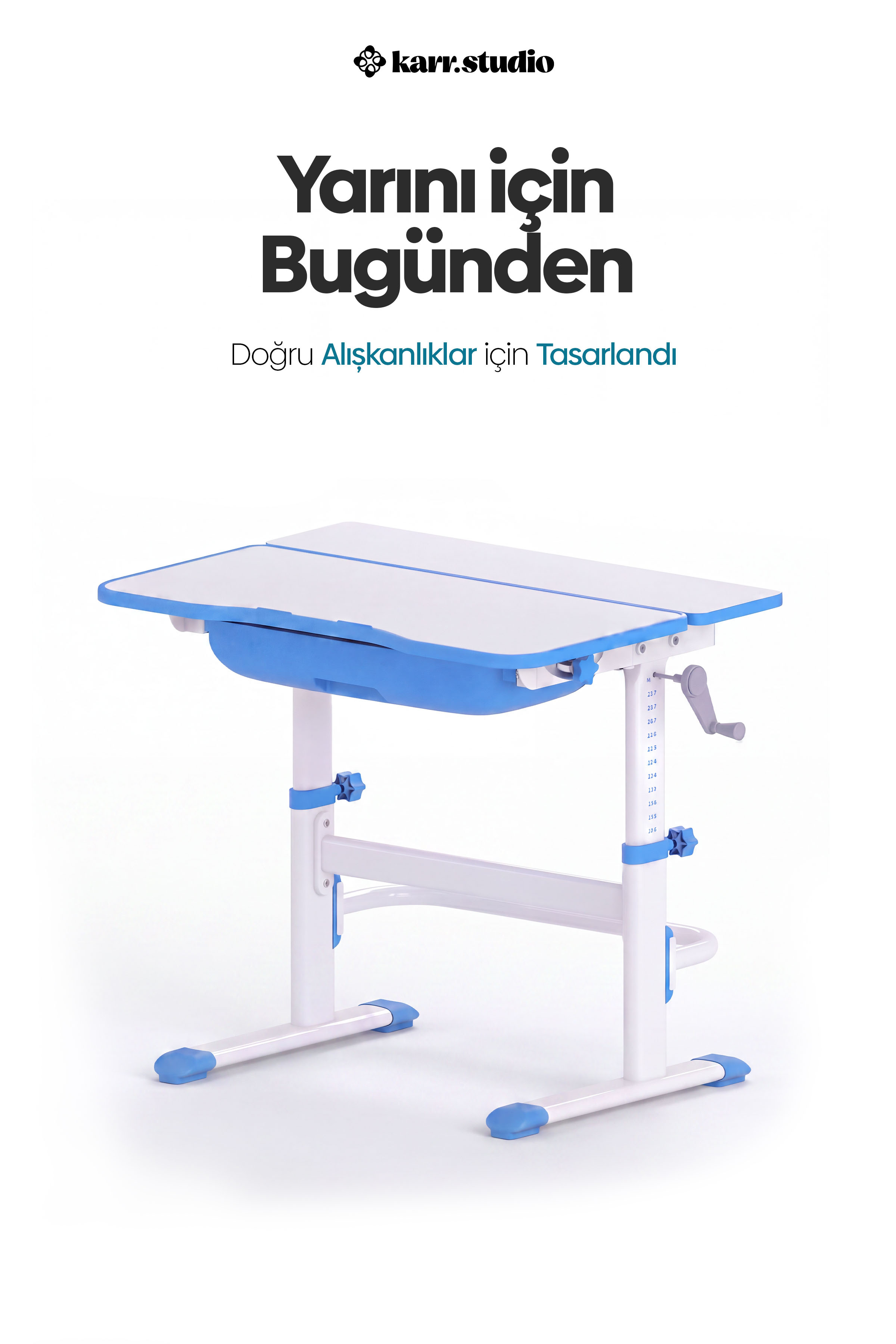 Beyaz arka plan önünde, üst kısmında yazılar bulunan, yüksekliği ayarlanabilir beyaz ve mavi çocuk çalışma masası.
