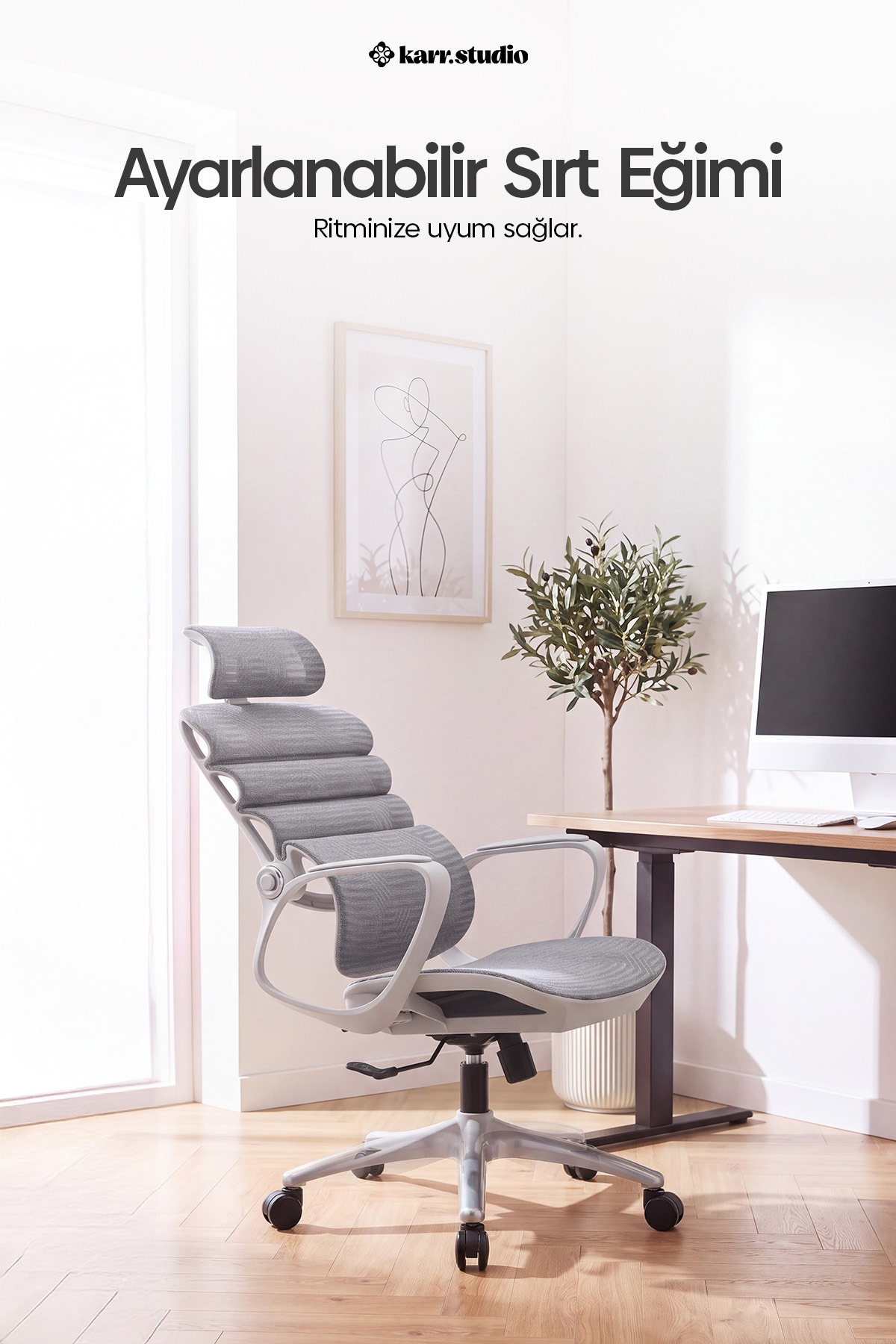 Aydınlık bir odada gri fileli ve ayarlanabilir sırt dayamalı modern ergonomik ofis koltuğu.