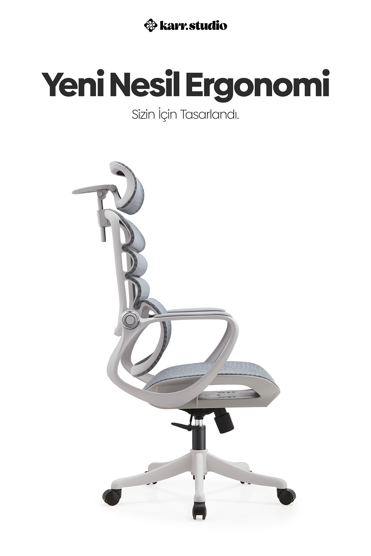 Beyaz arka plan üzerinde metin içeren, modern gri ergonomik ofis sandalyesinin yan görünümü.