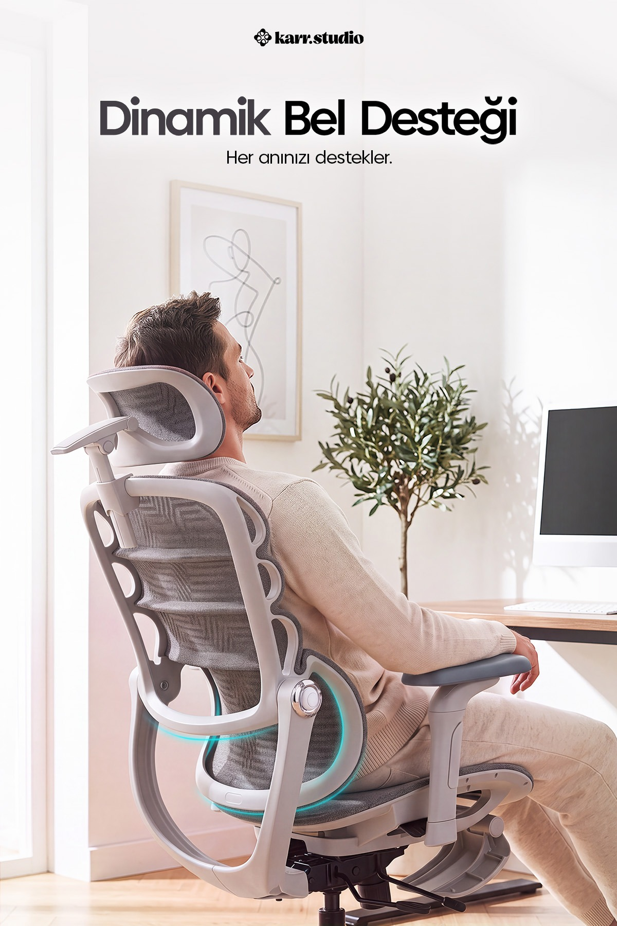 Bir adam ergonomik ofis koltuğunda oturuyor, parlayan mavi çizgilerle bel desteği vurgulanıyor.