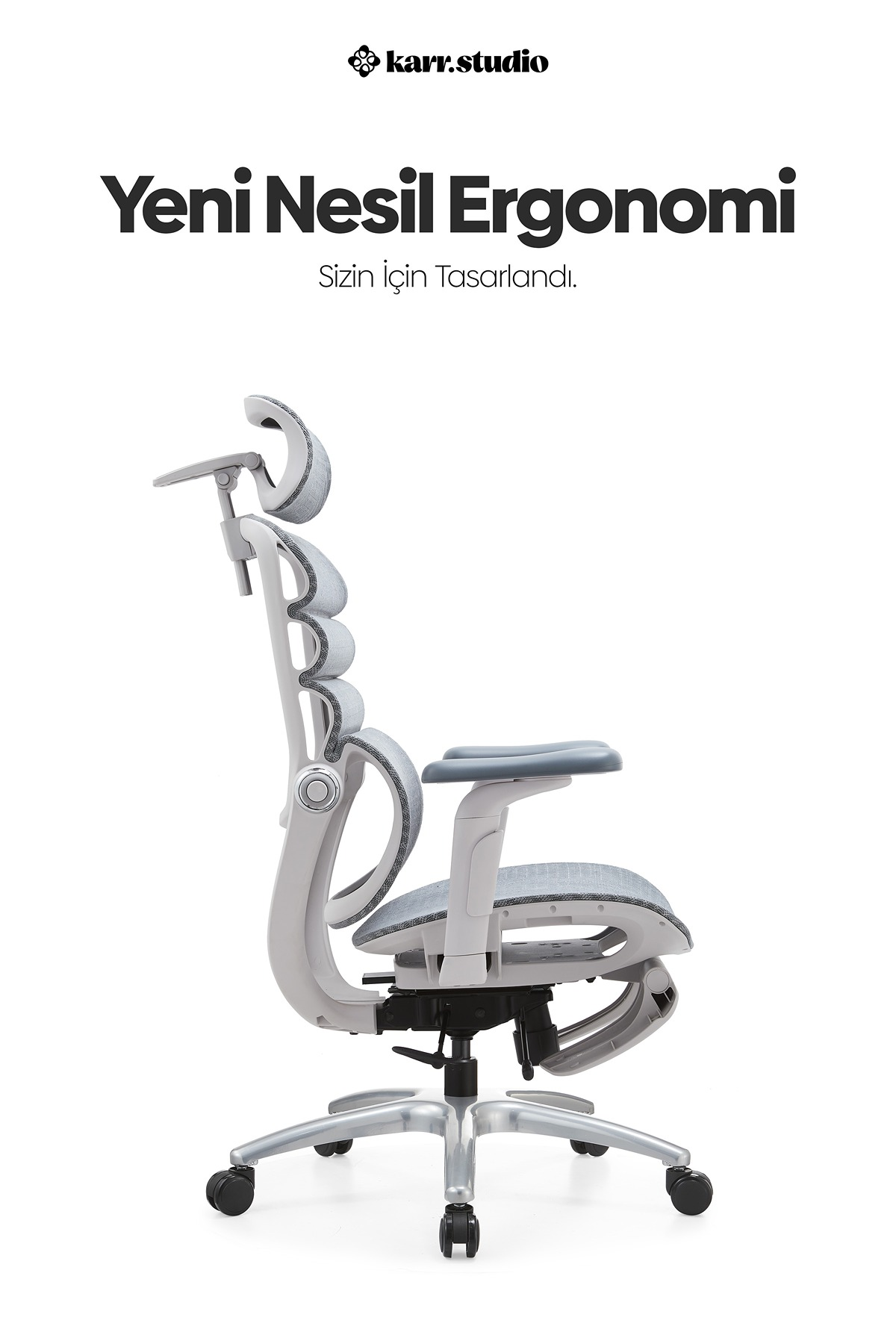 Ayarlanabilir sırt ve baş desteğine sahip, tekerlekli, gri ergonomik ofis sandalyesinin yan görünümü.