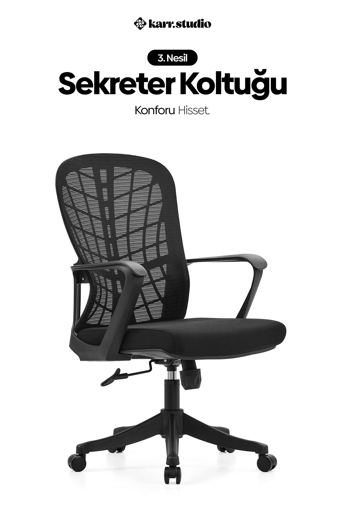 Beyaz arkaplanda file sırtlıklı ve tekerlekli modern siyah bir ofis koltuğu.