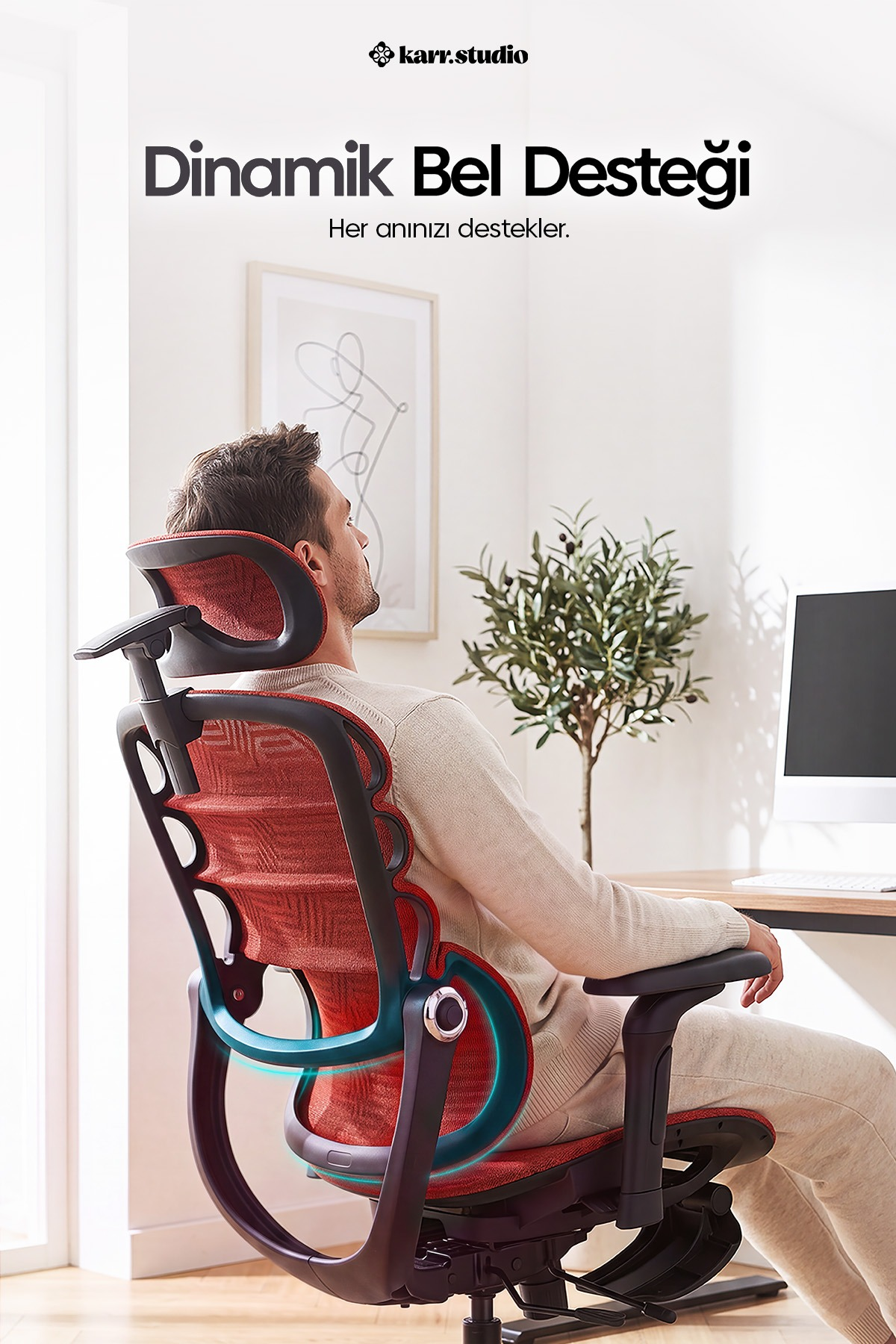 Bir adam, bel destekli kırmızı ergonomik ofis sandalyesinde rahatça oturuyor.