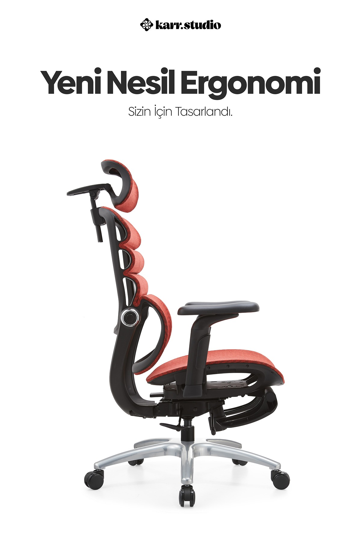 Beyaz arka planda siyah çerçeveli, kırmızı kumaşlı ve tekerlekli ergonomik çalışma sandalyesinin yandan görünümü.
