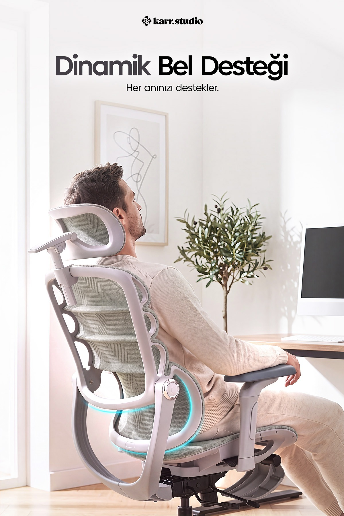 Bir adam aydınlık bir ofiste dinamik bel desteğine sahip ergonomik bir koltukta oturuyor.