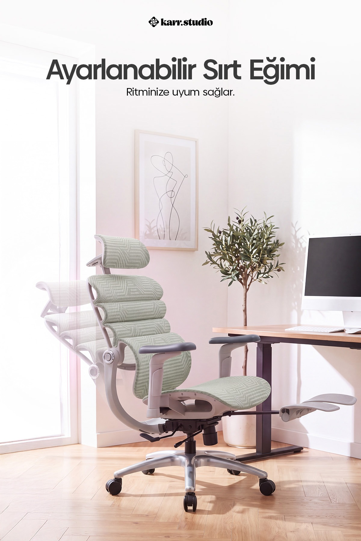 Ahşap zeminli aydınlık bir odada, ayarlanabilir sırt eğimine sahip ergonomik açık yeşil ofis koltuğu.
