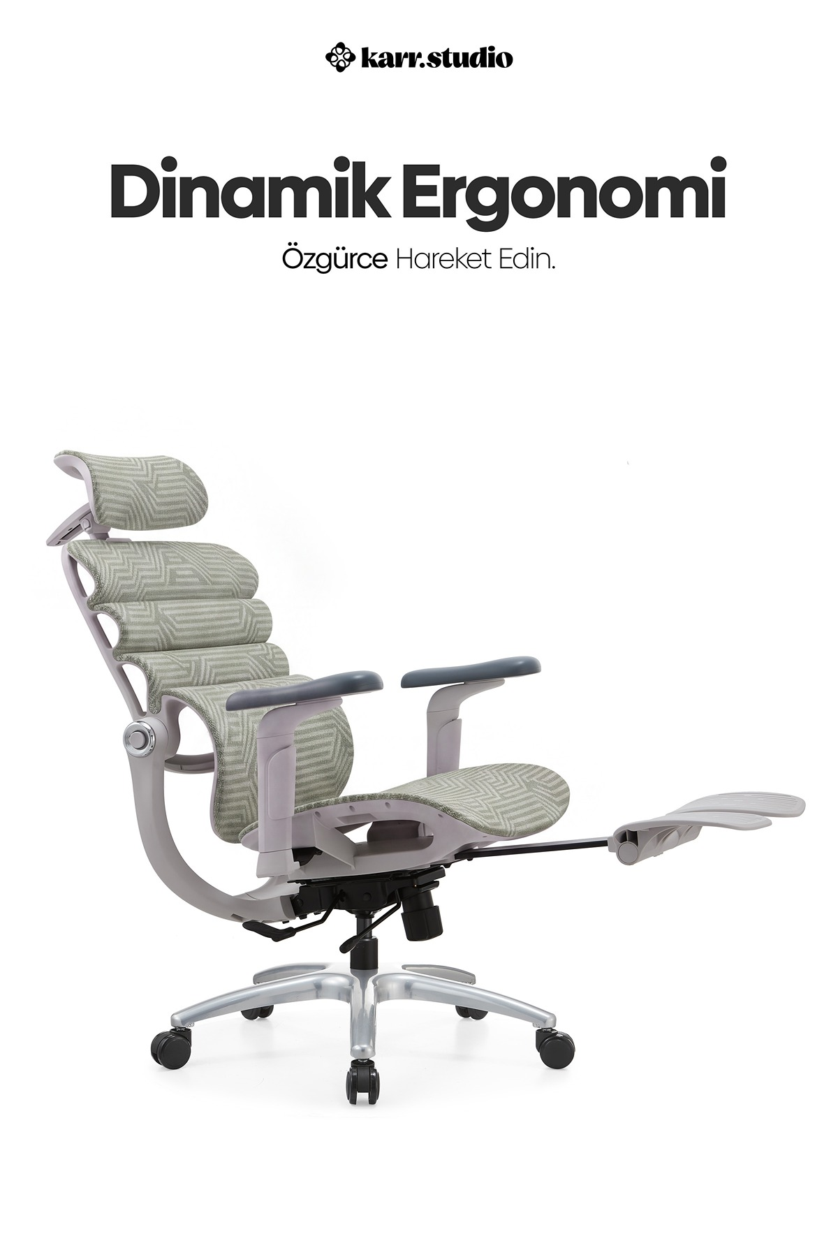 Beyaz arka planda baş destekli ve uzatılabilir ayak koyma yerli desenli gri ergonomik ofis koltuğu.