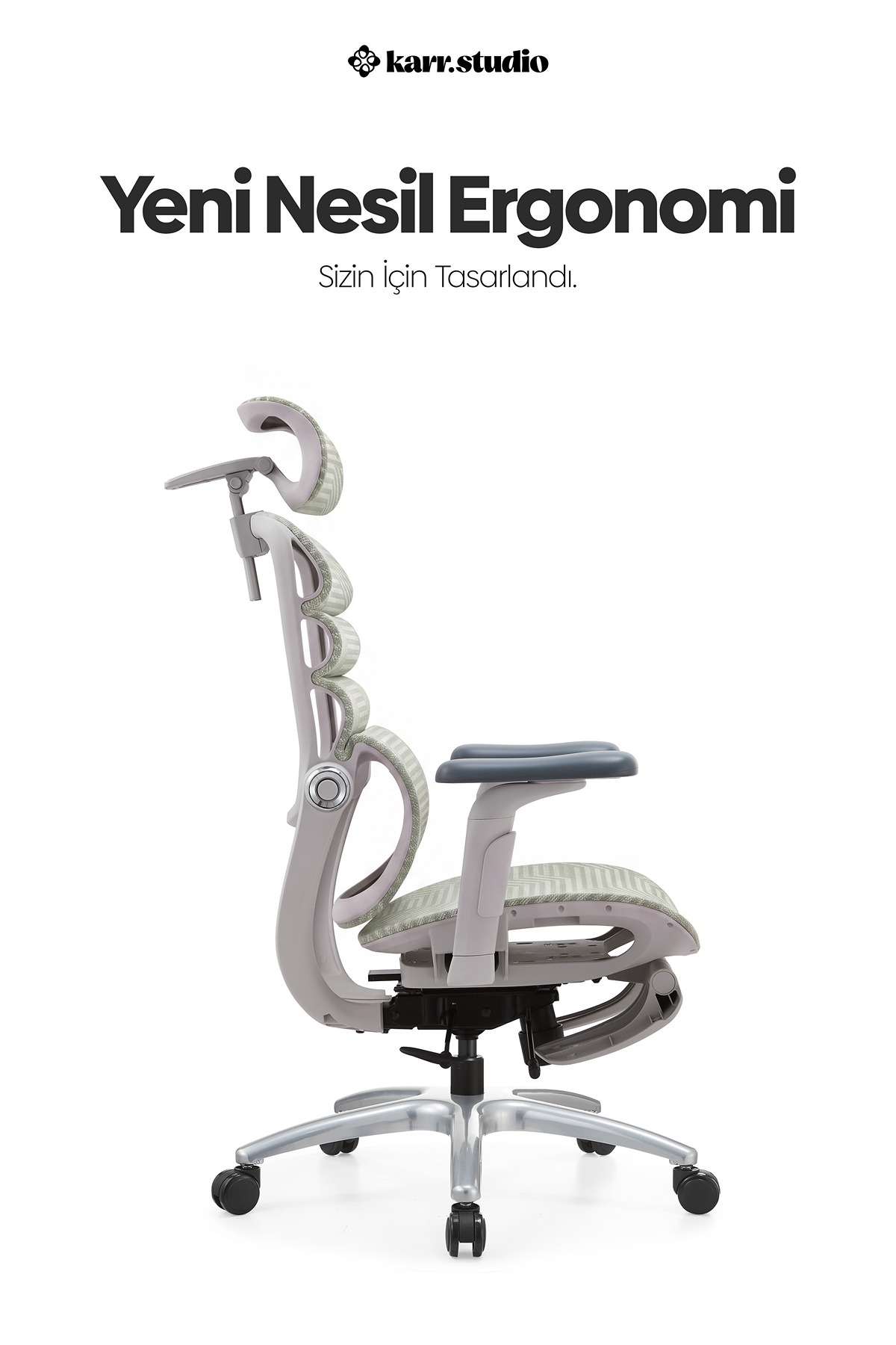 Beyaz arka planda, gri çerçeveli ve desenli yeşil kumaşlı modern ergonomik ofis sandalyesinin yan görünümü.
