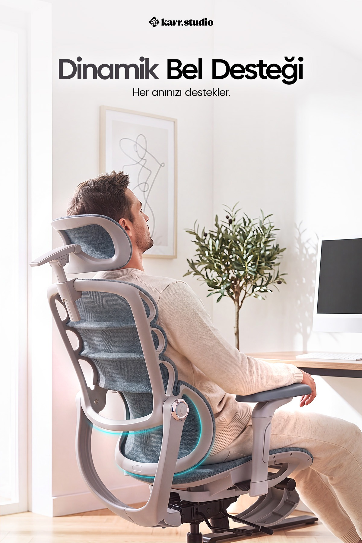 Bir adam aydınlık bir ofiste, mavi file sırt dayanaklı ergonomik bir ofis koltuğunda dinleniyor.