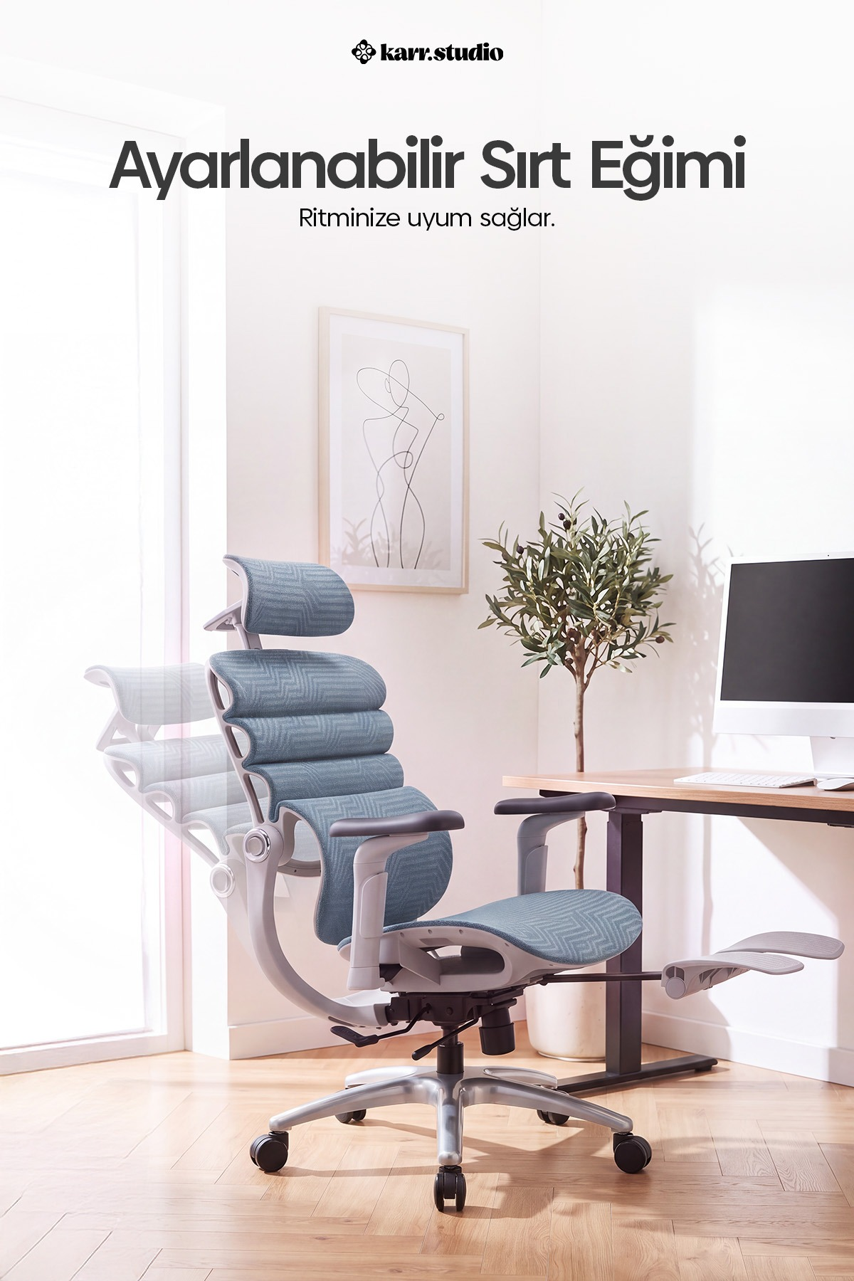 Açık ve modern bir odada ayarlanabilir sırt eğimi ve ayak desteğine sahip ergonomik mavi ofis koltuğu.