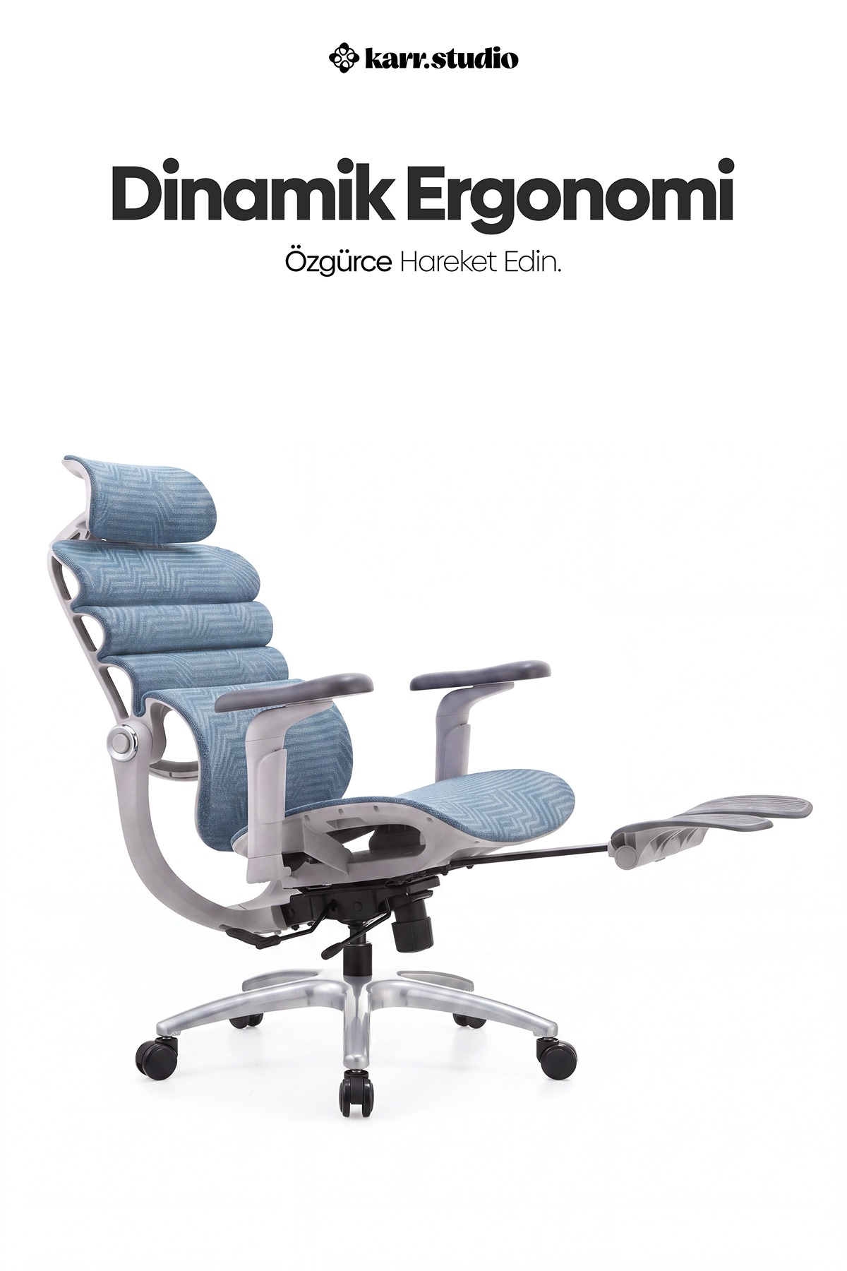Beyaz arka planda baş destekli, ayarlanabilir kolçaklı ve uzatılabilir ayak koyma yerli mavi ergonomik ofis koltuğu.