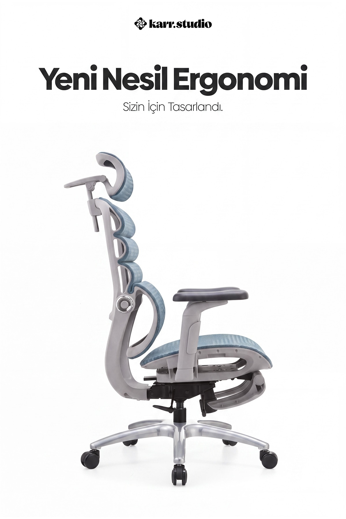 Beyaz arkaplanda yandan görünen modern gri ve mavi ergonomik ofis koltuğu.