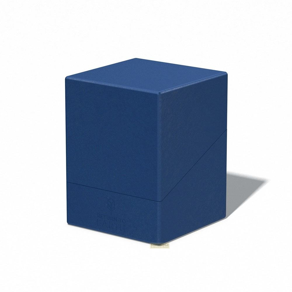 Une boîte de jeu de cartes bleue unie sur fond blanc.