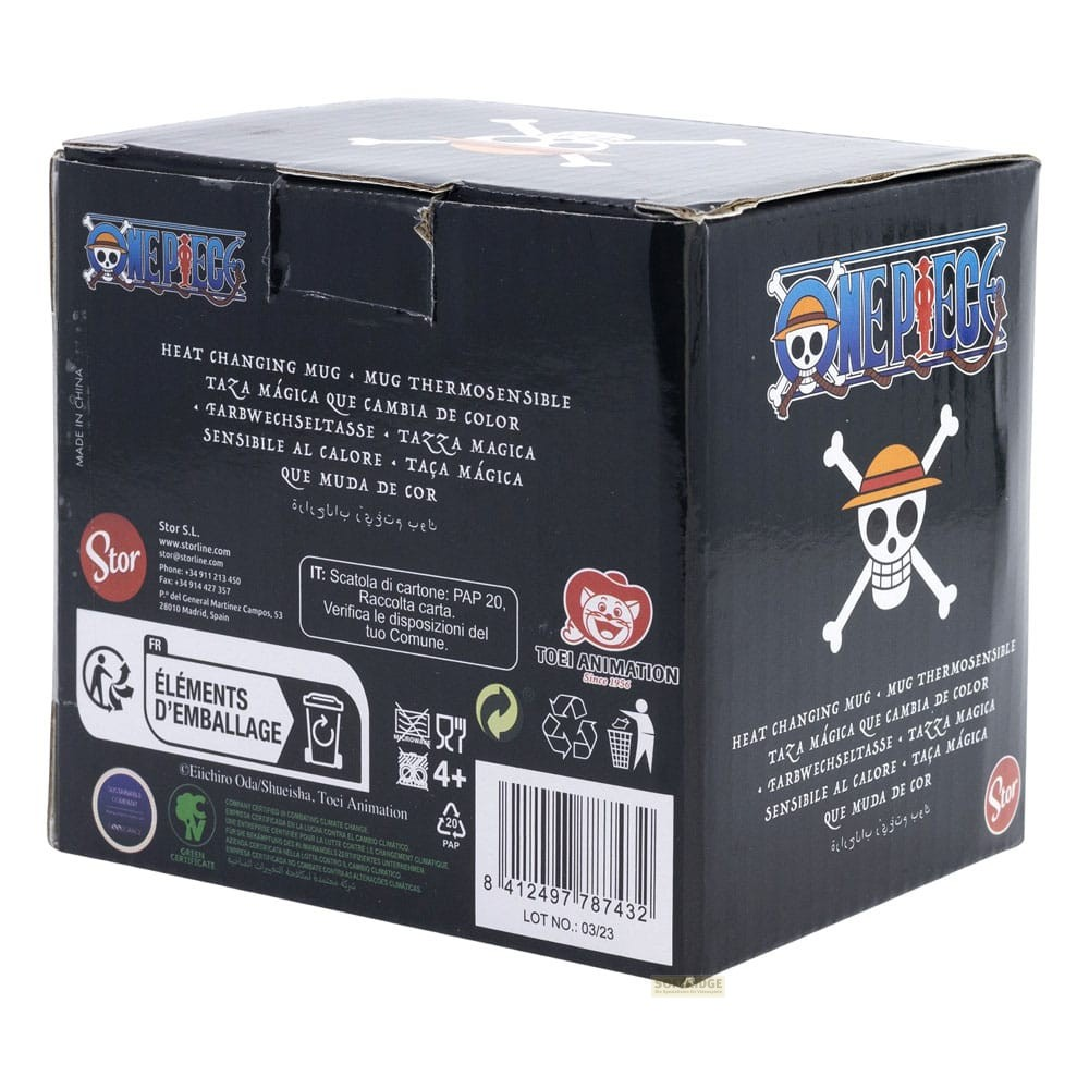 Embalaje negro de taza One Piece con logotipo de calavera, marcas y código de barras abajo.