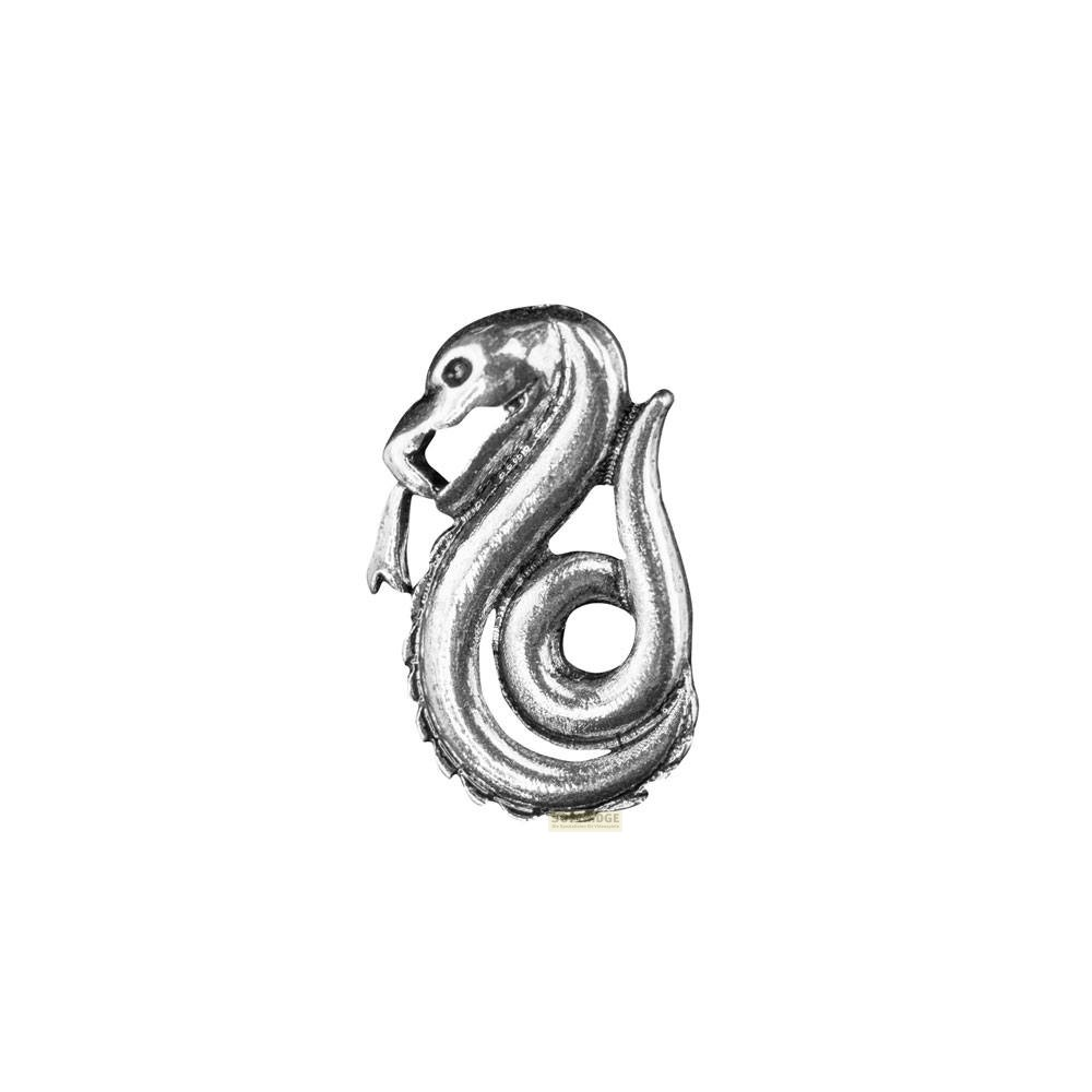 Un broche de serpiente plateada en una pose enroscada con la lengua fuera.