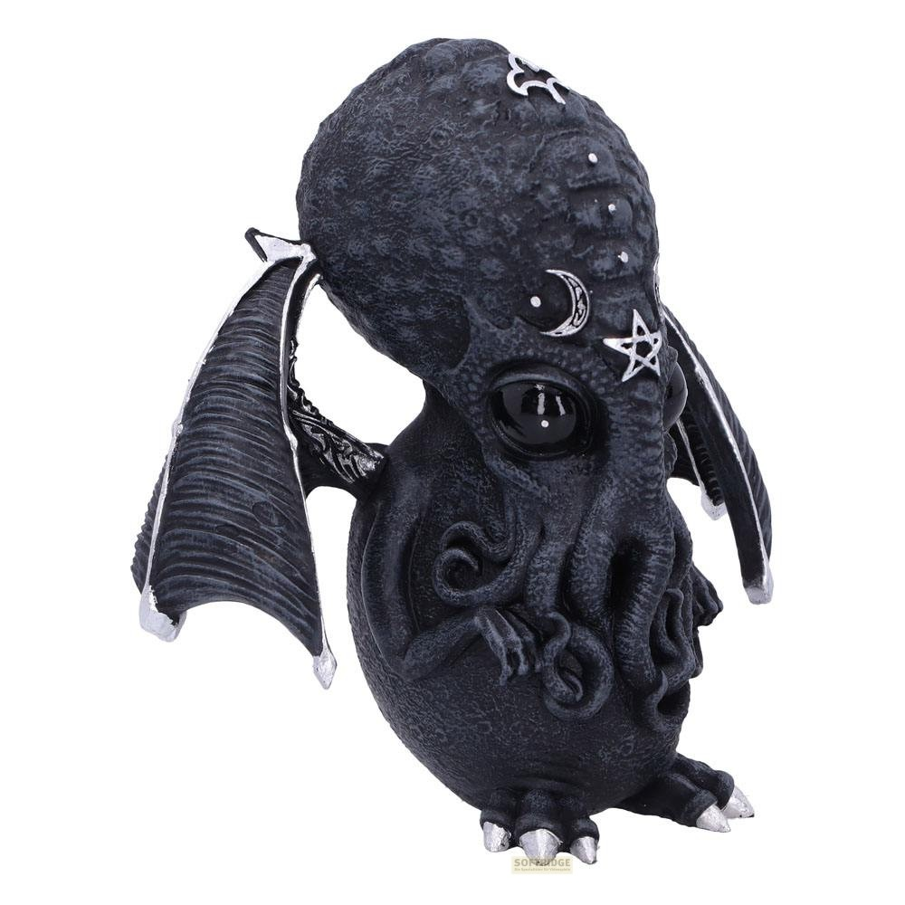 Eine dunkle Cthulhu-Figur mit fledermausartigen Flügeln und Symbolen auf dem Kopf vor weißem Hintergrund.